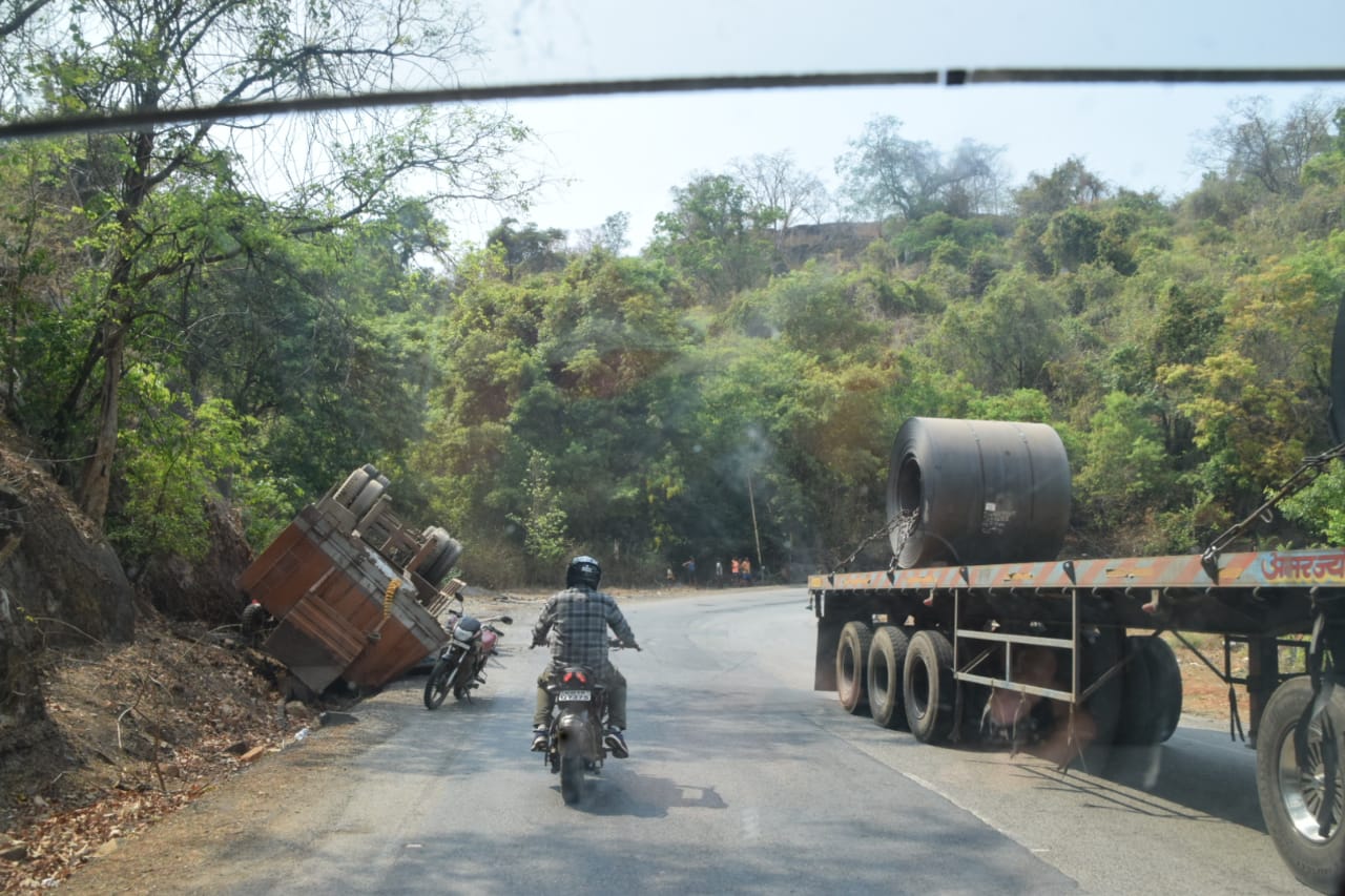 बास्तानार घाट में जानलेवा हुए 2 अंधे मोड़